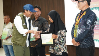 Menhut Raja Antoni Serahkan SK Perhutanan Sosial 833 Hektare di IKN