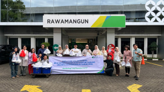 Aksi Sukarelawan Karyawan BPJS Ketenagakerjaan Jakarta Rawamangun Bagikan Takjil kepada Pengguna Jalan