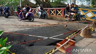 Amblas, Akses Jembatan Jalan Kampung Kramat Cipayung Hanya Untuk Motor