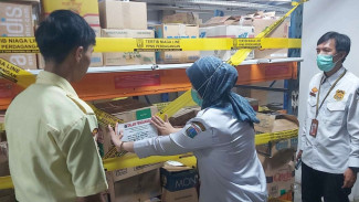 Dinas PPKUKM DKI Segel Gerai Miras Tak Berizin di Jakbar