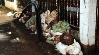 Warga Batu Ampar Condet Keluhkan Galian Pipa Bikin Jalan Jember dan Licin