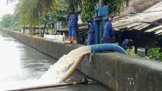 Momen Petugas Gabungan Tangani Banjir di Rawa Buaya: Sedot Genangan hingga Evakuasi Warga