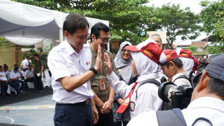 Satu Tahun Danantara Indonesia, KAI Salurkan Bantuan Perlengkapan Sekolah bagi 4.000 Siswa di 30 Sekolah