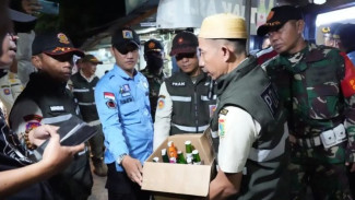 Menjelang Takbiran, Aparat Gabungan Gelar Razia Miras di Makasar Jaktim
