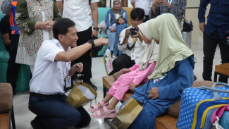 Direktur Utama KAI Tinjau Layanan Pelanggan saat Angkutan Lebaran 2026