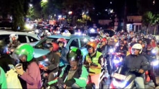 Lebaran Makin Dekat, Ratusan Pemudik Motor Padati Jalan Raya di Kalimalang