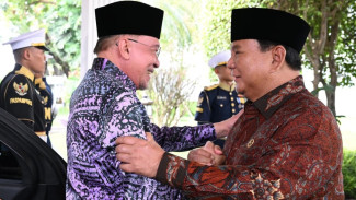 Tiga Jam Prabowo dan Anwar Ibrahim Bertemu, Seskab Teddy Jelaskan Isi Pembicaraannya