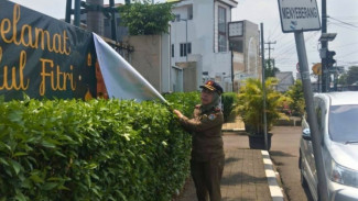 Satpol PP Pesanggrahan Tertibkan Puluhan Spanduk Pasca Lebaran
