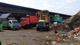 Pasar Jaya Kerahkan 20 Truk Percepat Penanganan Sampah di Pasar Kramat Jati