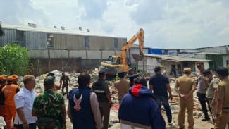 200 Petugas Gabungan Dikerahkan, Rumah di Lahan Pemakaman Kalideres Jakbar Dibongkar