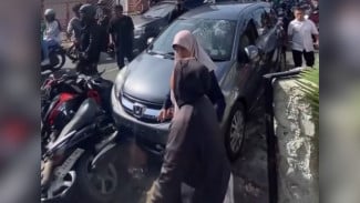 Viral! Mobil Tabrak Sejumlah Motor di Jakbar, Pengemudi Nyaris Diamuk Massa