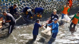 Jakpus Kerahkan 100 Petugas Gabungan, 40 Ikan Sapu-sapu Berbahaya Ditangkap di Kali Cideng