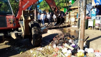 Lumpur Hampir 2 Meter, Saluran  di Tambora Jakbar Nyaris Tak Berfungsi