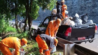 Heboh di Medsos! Sampah di Kolong Tol Joglo Jakbar Akhirnya Diangkut PPSU