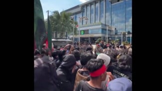 Viral Demo Besar di Kaltim: Ribuan Massa Kepung Kantor Gubernur dan DPRD