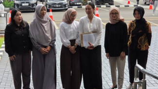 Para Istri Terdakwa Kasus Pengelolaan Minyak di Pertamina ke DPR, Minta Keadilan