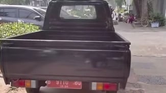 Viral! Parkir Mobil Pikap Dinas di Trotoar, Satpol PP DKI Kena Semprot Warga