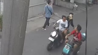 Viral! Detik-detik 2 Pelaku Siram Air Keras ke Pemotor di Jalanan Cengkareng Jakbar