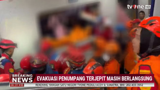 Proses Evakuasi Korban Terjepit di Gerbong KRL Usai Ditabrak Kereta Api Jarak Jauh