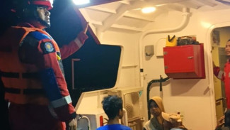 Detik-detik Menegangkan di Laut Kepulauan Seribu: Evakuasi 8 Penumpang Kapal Mati Mesin