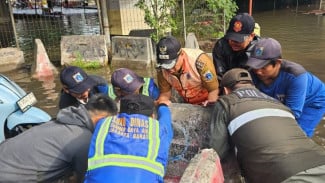 Momen Petugas Gabungan Jakbar Buka Barrier dan Evakuasi Kendaraan di Kolong Tol Banjir