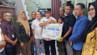 BPJS Ketenagakerjaan Serahkan Santunan ke Ahli Waris Harum Anjarsari, Korban Tabrakan KA dengan KRL di Bekasi