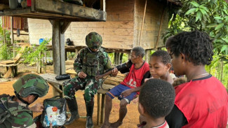 Momen Prajurit Koops TNI Habema Tembus Pedalaman Papua, Beri Pelayanan Kesehatan untuk Warga