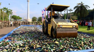 Pengedar Miras Ilegal Ketar-Ketir, Ribuan Botol Dimusnahkan di Jantung Jakarta