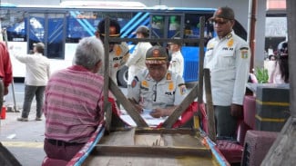 Trotoar Jakarta Timur Disapu Bersih, PKL dan Parkir Liar Langsung Ditindak