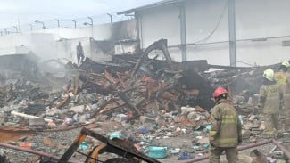 Gudang Plastik di Kapuk Terbakar Lagi, Api Muncul dari Balik Reruntuhan Tembok