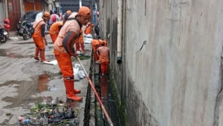 PPSU Keruk 100 Karung Lumpur di Jelambar, Ancaman Genangan Berhasil Ditekan