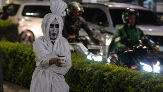 Ngaku Cari Uang Halal Rp200 Ribu Sehari, Pengemis Pocong Ini Diamankan Petugas Jaktim