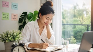 5 Kebiasaan Pagi yang Sedang Populer di Kalangan Profesional Muda