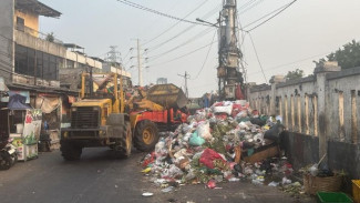 Tumpukan Sampah 14 Ton Bikin Jalan Menyempit,  Jakbar Kerahkan Truk dan Alat Berat