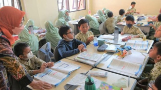 DPR Soroti Ketidakjelasan PPPK Paruh Waktu, Minta Guru Honorer Langsung Diangkat ASN
