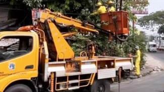 Sering Bikin Truk Nyangkut, Kabel Semrawut di Kalideres Ditertibkan secara Bertahap