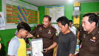 Kajati Jambi Sugeng Hariadi Lunasi Tunggakan Sekolah Dua Siswa Kurang Mampu, Pastikan Hak Pendidikan Tetap Terpenuhi