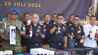 Bea Cukai dan BAIS TNI Gagalkan Peredaran 19 Ribu Botol Miras Berpita Cukai Palsu Senilai Rp12,55 Miliar di Bali