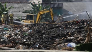Petugas Damkar Gugur Saat Tangani Kebakaran Sampah Ilegal, DKI Siapkan Sanksi Tegas