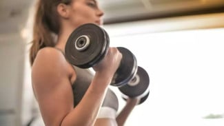 Tak Sekadar Bikin Otot Kuat, Latihan Beban Bisa Bantu Jaga Hormon Wanita