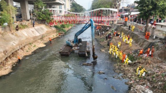 Momen Merah Putihkan Jakarta, 270 Personel TNI-Polri hingga Warga Bersihkan Sungai Ciliwung