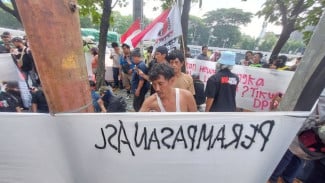 Jelang Demo 27 Agustus, Massa Mulai Siapkan Atribut di Depan Gedung DPR
