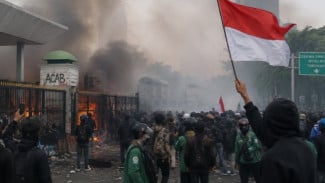 Demo DPR Berujung Eskalasi, Polisi Bubarkan Massa dengan Water Cannon Setelah Peringatan