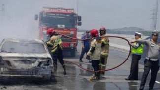 Detik-detik Pengemudi Camry Lolos dari Maut Setelah Mobil Terbakar di Tol MBZ