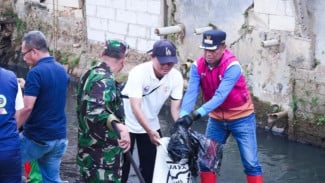 Sampah Menggunung di Kali Baru Jatinegara, 500 Personel Turun Tangan Cegah Banjir