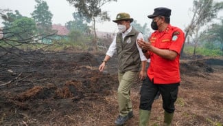 Tinjau Langsung Karhutla Kalbar, Menhut: Hotspot Turun, Asap Masih Pekat