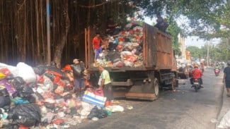 Sampah Menumpuk di Gang Macan Dikeluhkan Warga, Sudin LH Jakbar Turun Tangan