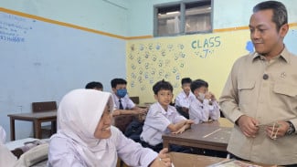 Wamen Fajar Tinjau Sekolah di Sukabumi, Pastikan MBG Hingga Digitalisasi Pembelajaran Lancar