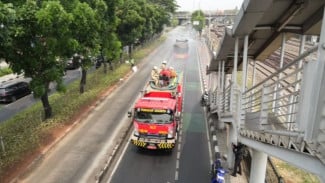 Sebaran Abu Anak Krakatau Bikin Jaktim Bergerak, Jalan-jalan Disemprot Water Mist