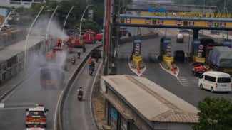 Jakarta Utara Bergerak Hadapi Abu Vulkanik, Jalan Utama Disemprot Water Mist
